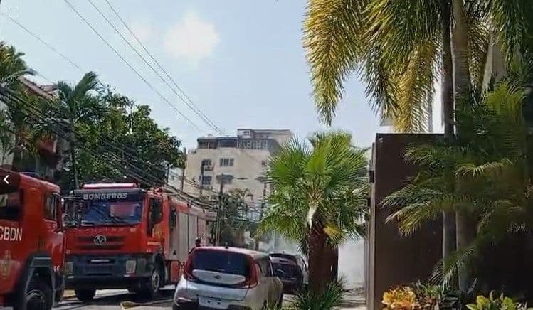 Incendio de vehículos en sector Renacimiento alarma a residentes