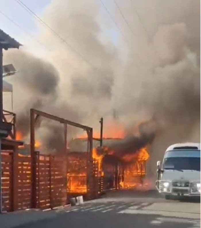 Incendio afecta la Plaza Comercial Oasis en Villa Mella