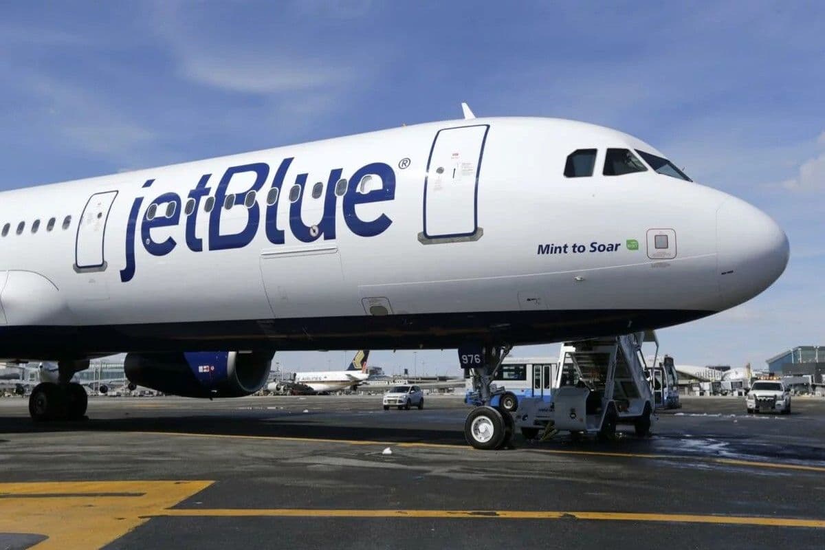 Pasajeros de JetBlue enfrentan retrasos en vuelo hacia Nueva York