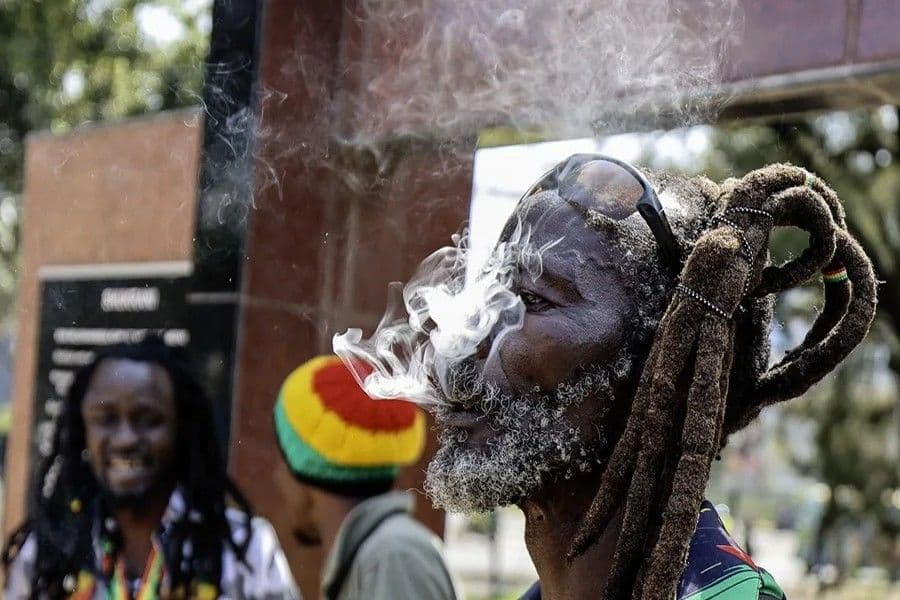 Tribunal de Kenia rechaza uso religioso de cannabis por rastafaris