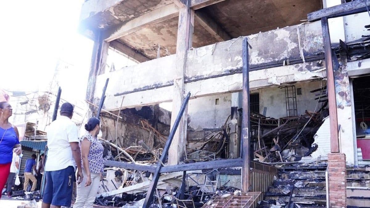 Incendio deja a decenas sin hogar frente a la UASD