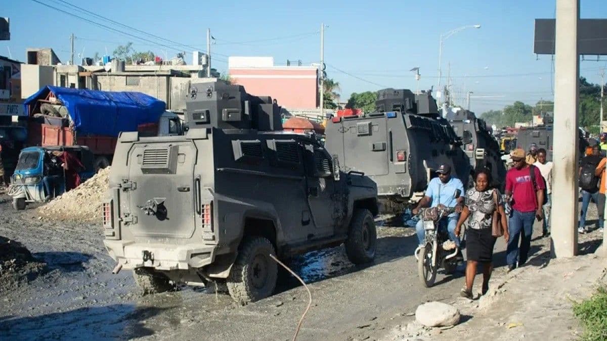 Soldados salvadoreños patrullan Puerto Príncipe en busca de compañeros desaparecidos
