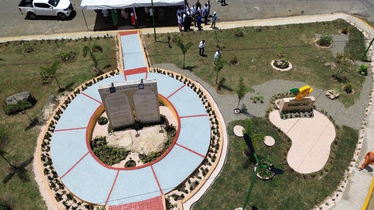 Inauguran Monumento a los Diez Mandamientos en la Carretera Mella