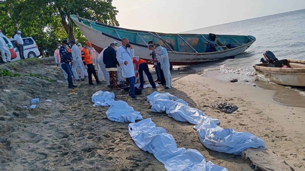 Hallazgo de 14 osamentas africanas en cayuco a la deriva en costa dominicana
