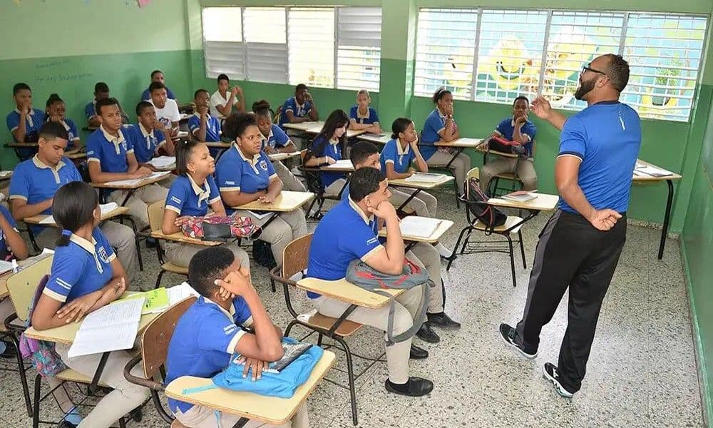Procedimiento para que docentes cobren incentivos tras evaluación magisterial