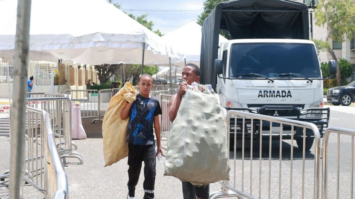 Ciudadanos intercambian plásticos por útiles escolares en Santo Domingo