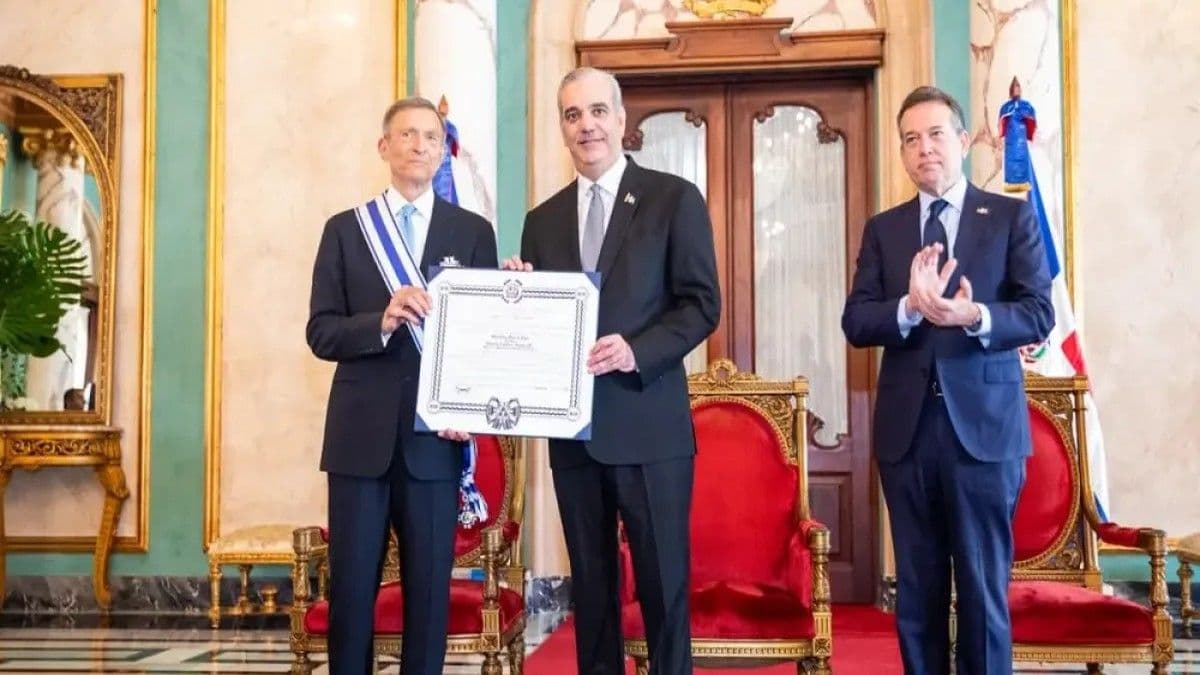 Luis Abinader condecora a Roberto Álvarez por su aporte a la diplomacia