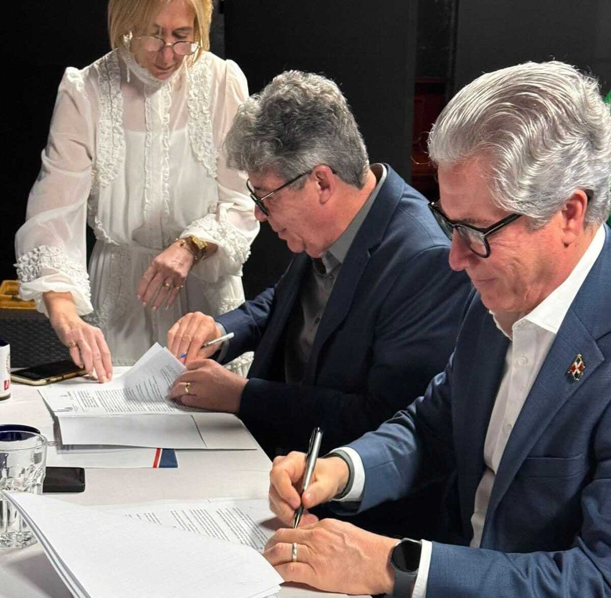 República Dominicana y BS School firman acuerdo para especialización médica