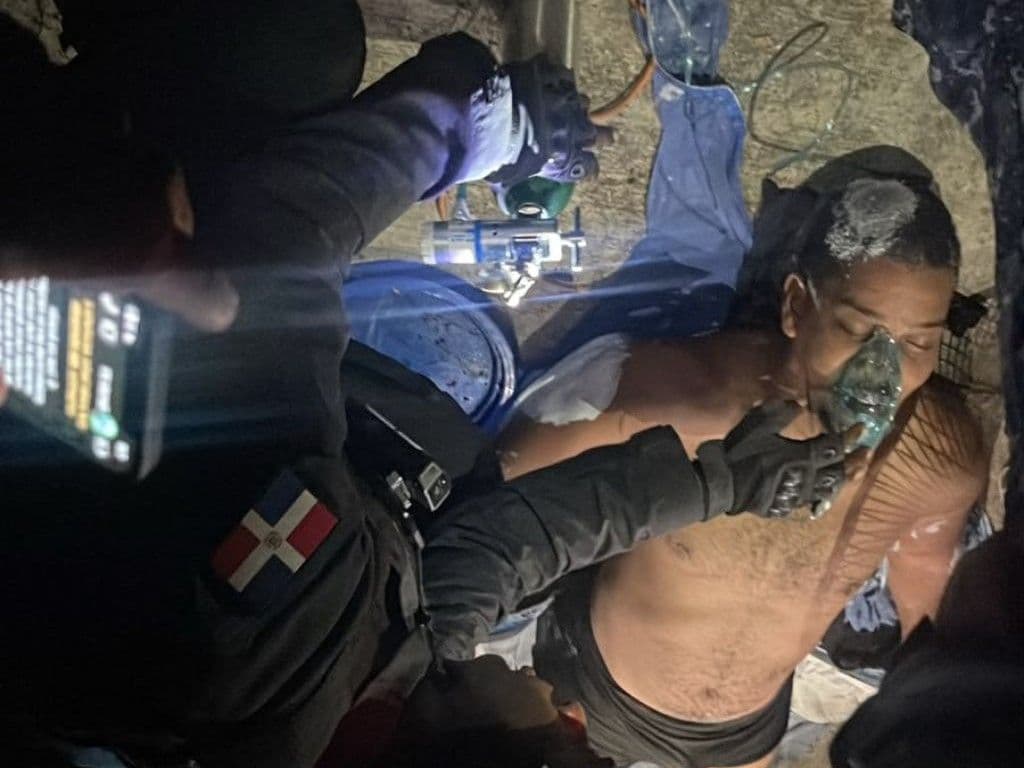 Rescatan a dos hombres tras inhalar químicos en cisterna de Villa Francisca