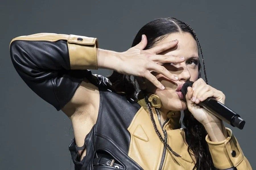 Rosalía bromea sobre relaciones abiertas en concierto en Río