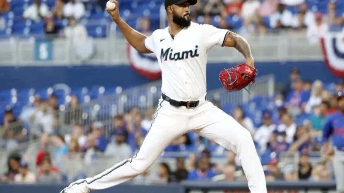 Sandy Alcántara logra su primer salvamento con los Marlins