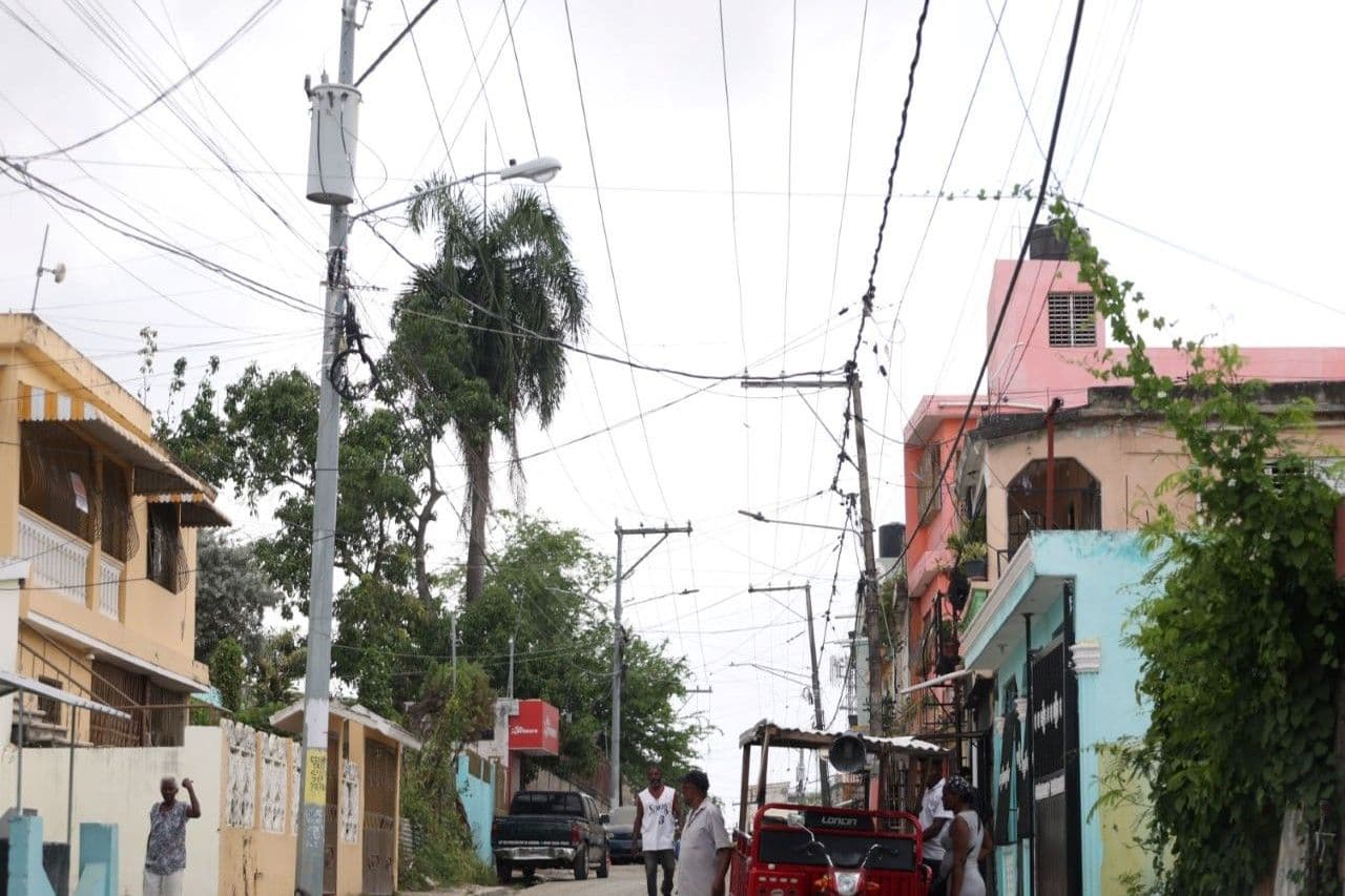 Residentes de Villa Mella afectados por apagones debido a obras del Metro