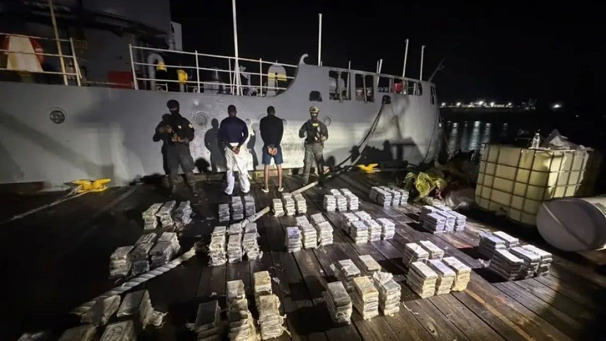 Autoridades decomisan 1,138 paquetes de cocaína en operativos en Baní