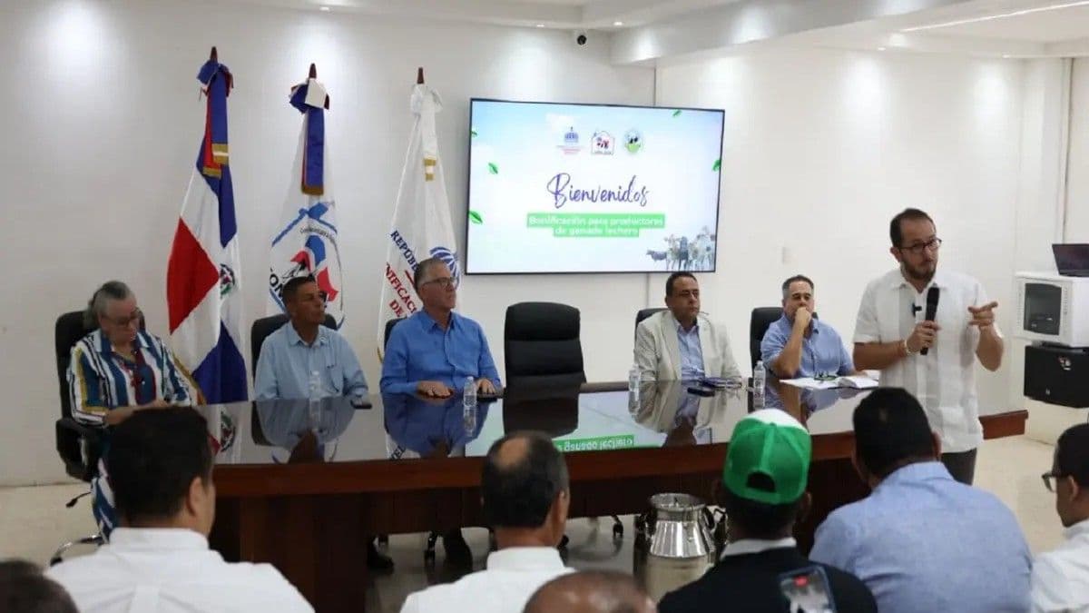 Gobierno entrega RD$30 millones para tecnificar riego a productores de leche