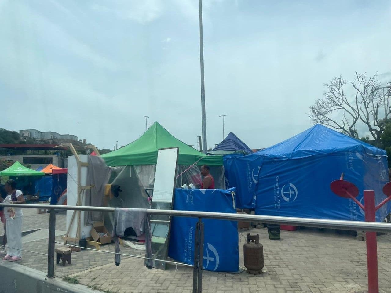 Miles de familias en La Guaira viven en casas de campaña tras terremoto
