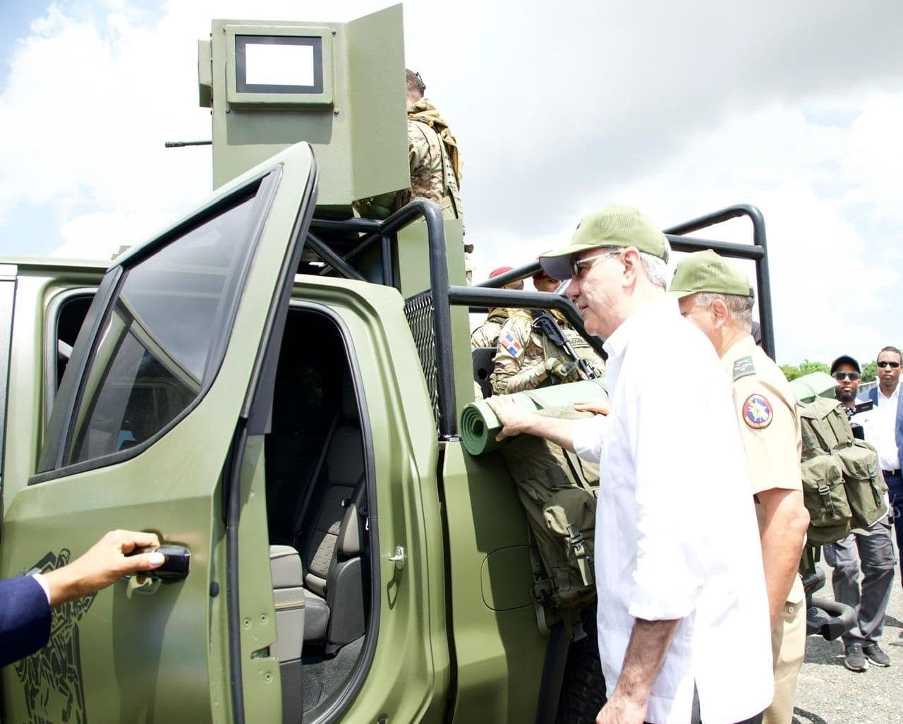 Presidente Abinader entrega vehículos y equipos a las Fuerzas Armadas