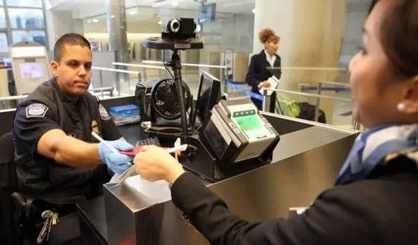 USCIS restablece facultad para negar solicitudes sin evidencia inicial