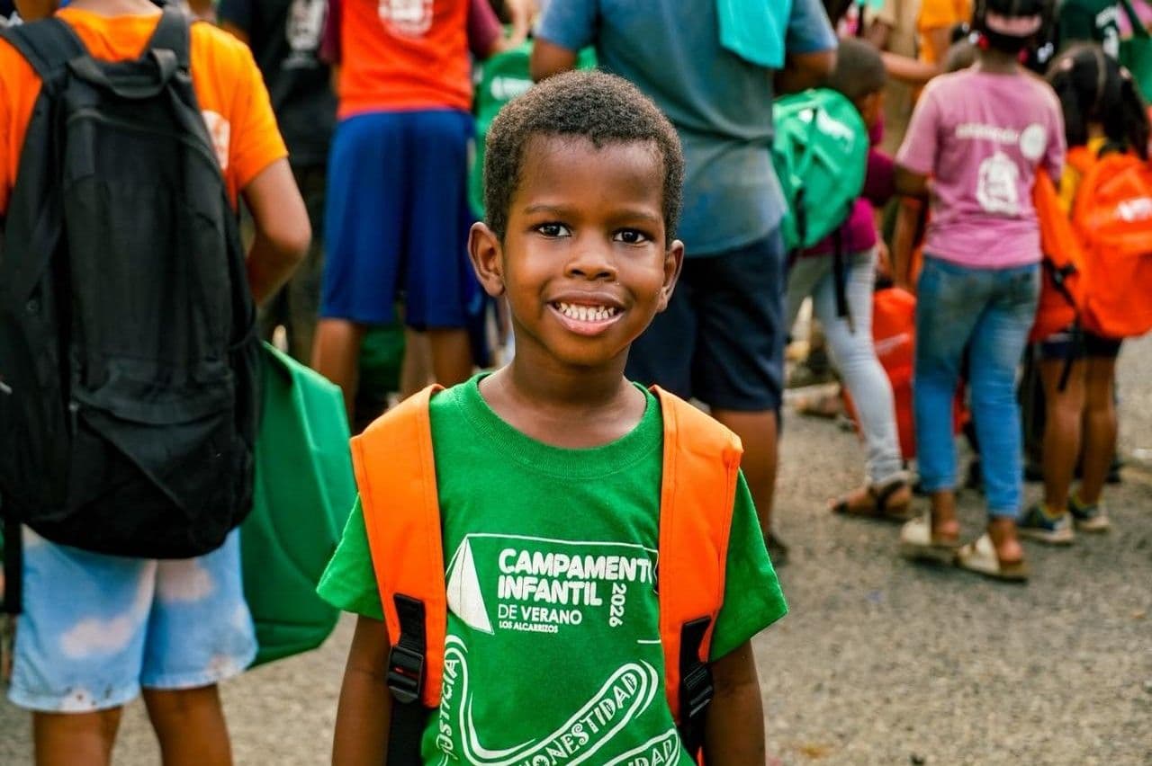 Alcaldía de Los Alcarrizos concluye campamento infantil con entrega de útiles escolares