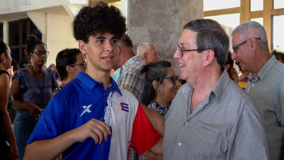 Cuba recibe a diplomáticos expulsados de República Dominicana