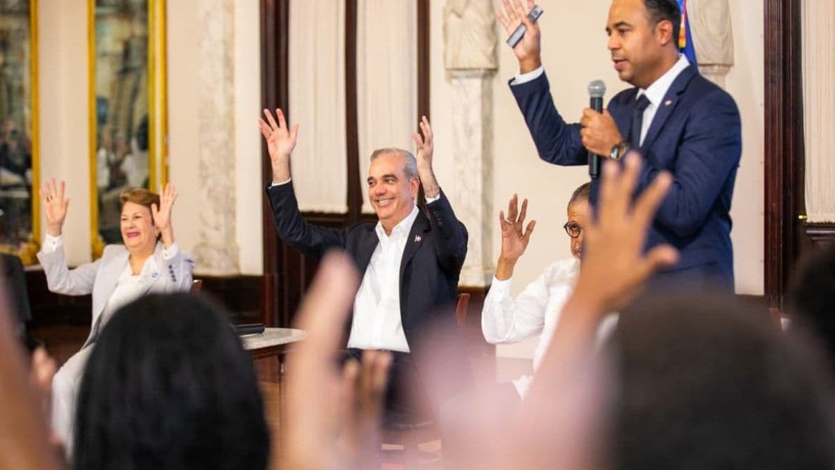 Presidente Abinader recibe a estudiantes sordos destacados en IA
