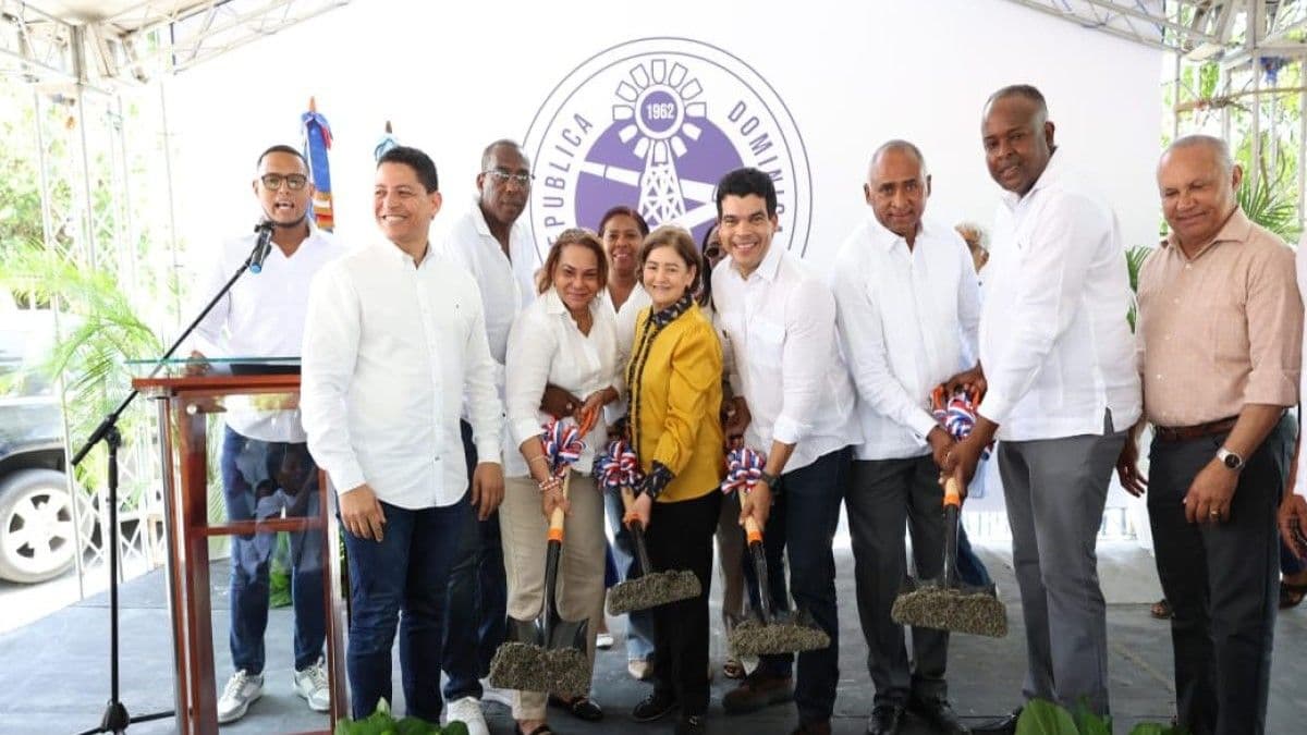 Wellington Arnaud inicia saneamiento de cañada La Pava en Nizao
