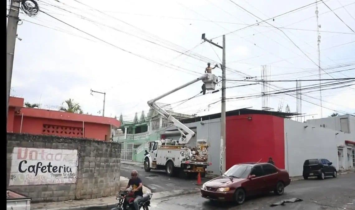 EDEEste mejora alumbrado público en Los Tres Brazos