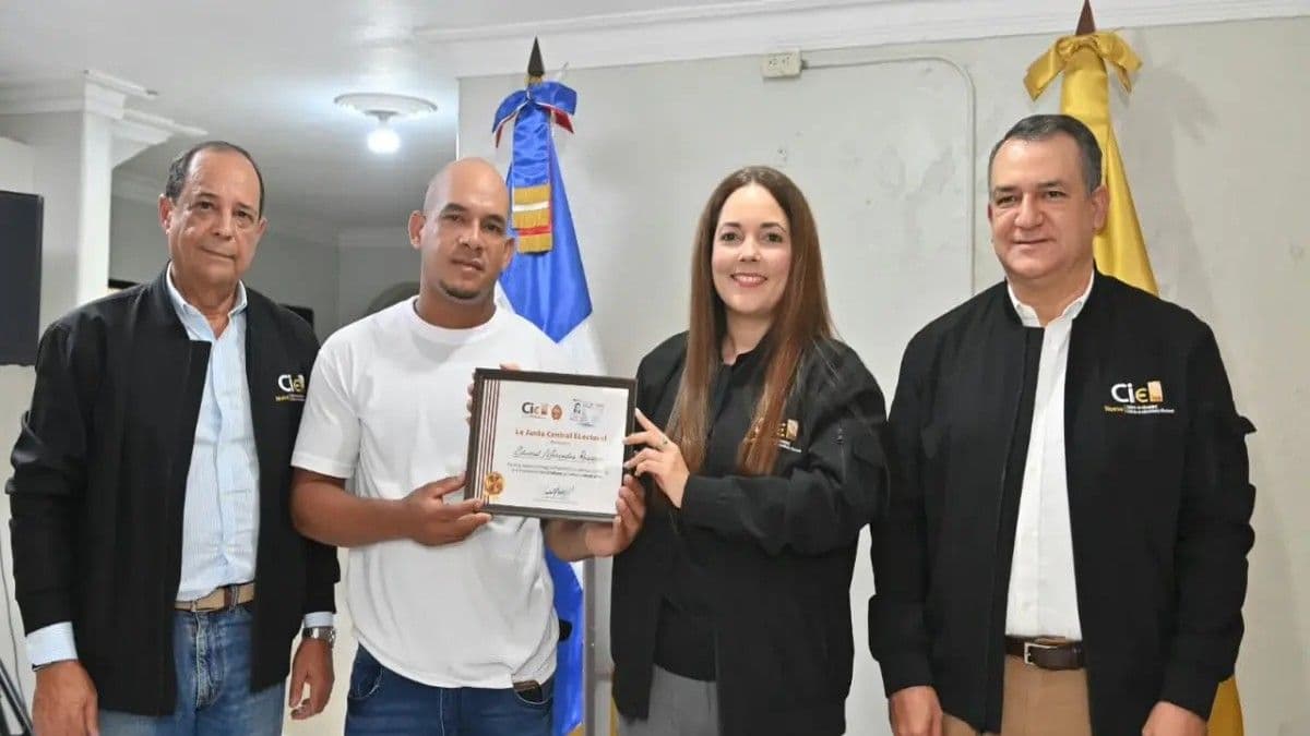 JCE entrega cédula número cuatro millones y advierte sobre plazo de renovación