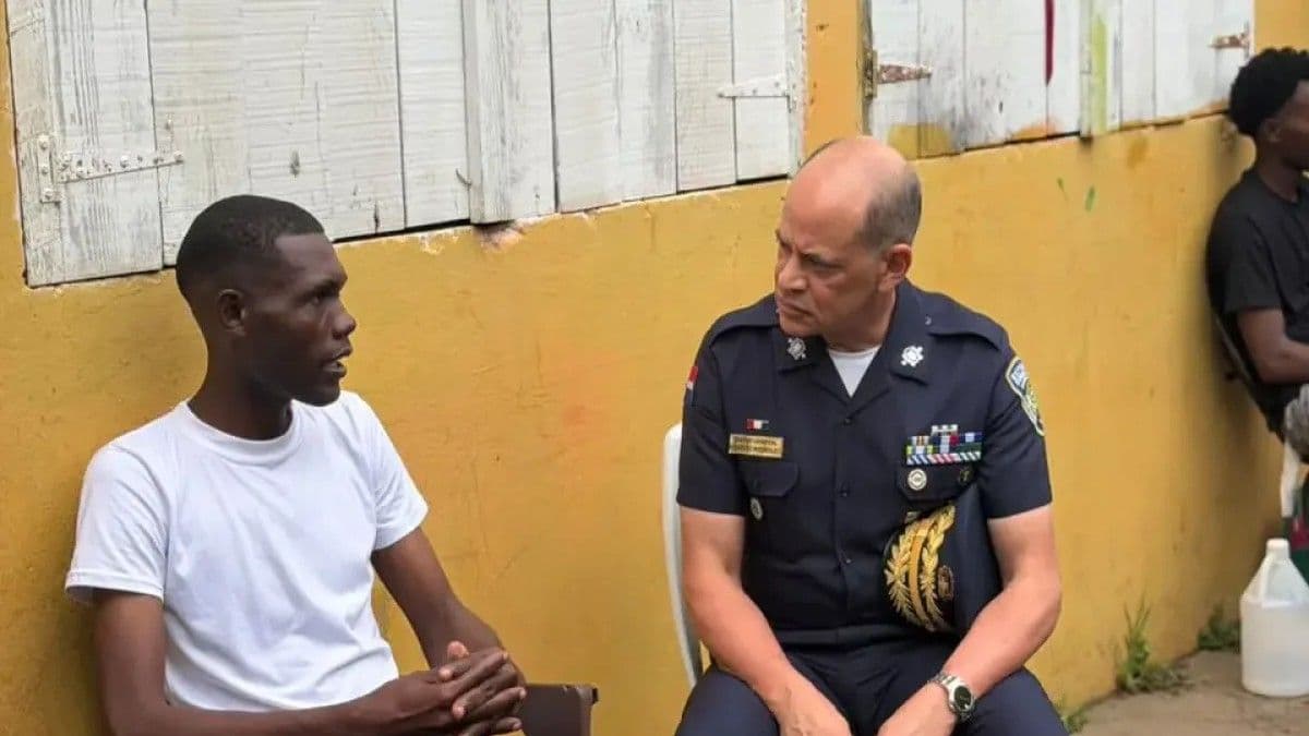 Director de la Policía visita a agente herido en San Pedro de Macorís
