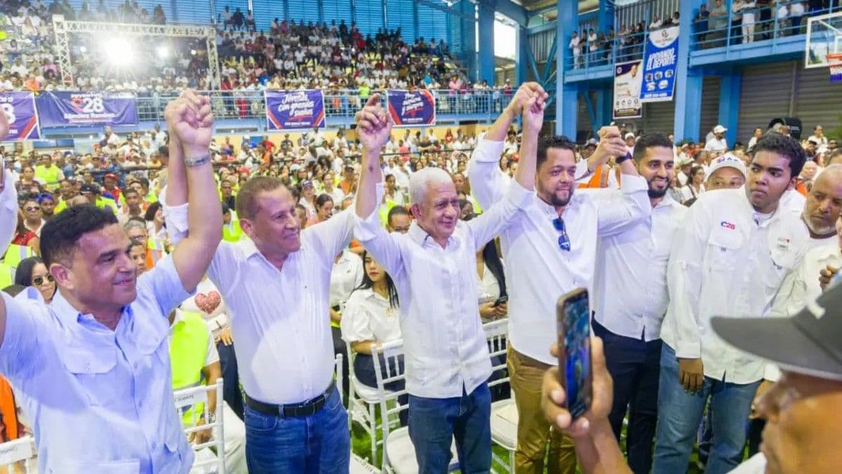 Ricardo de los Santos juramenta apoyo del sector construcción a Carolina Mejía