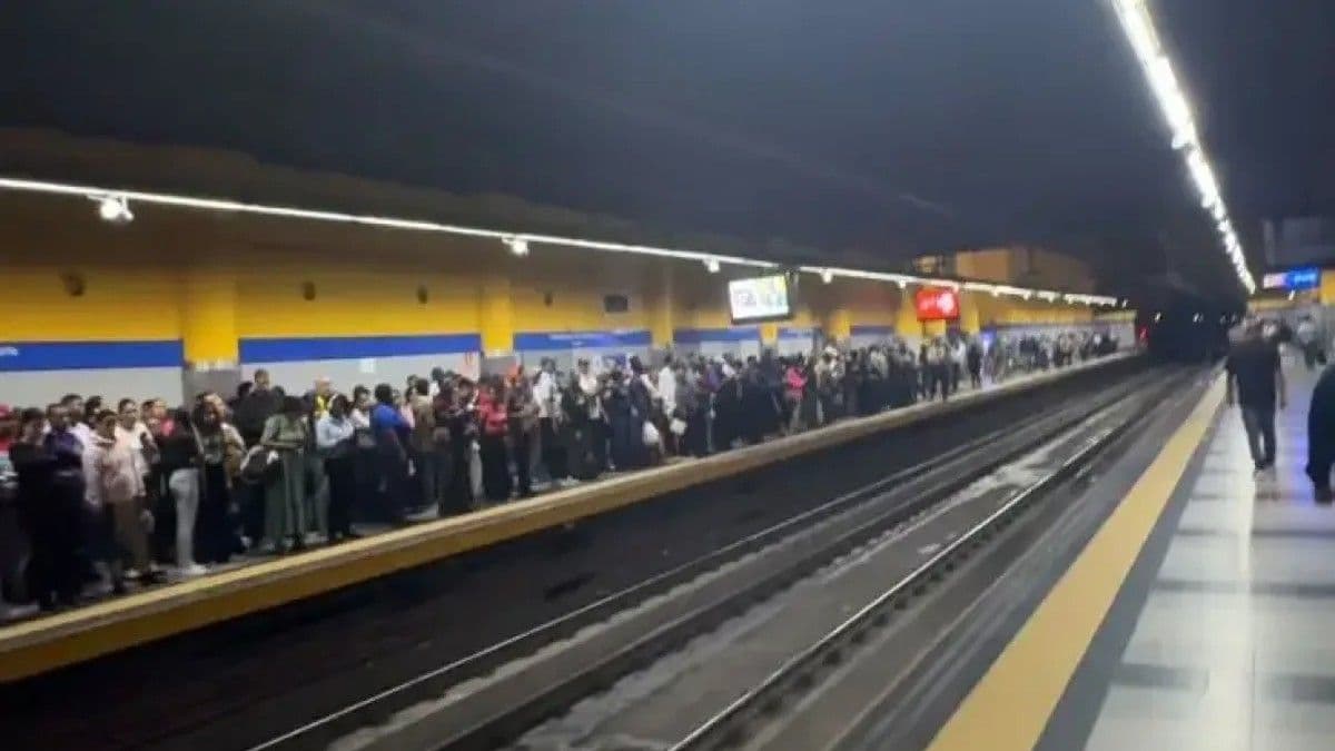 Congestión en la estación Juan Pablo Duarte del Metro por lluvias intensas