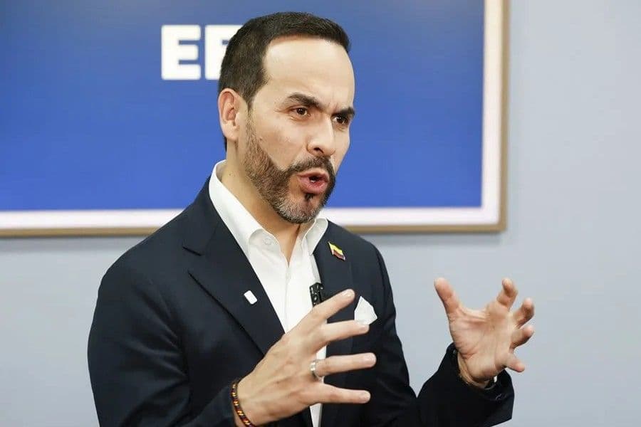 Iván Cepeda solicita a De la Espriella renunciar a ciudadanía estadounidense para asumir presidencia de Colombia