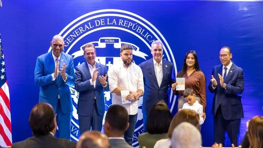 Inicia entrega del pasaporte electrónico para dominicanos en el exterior
