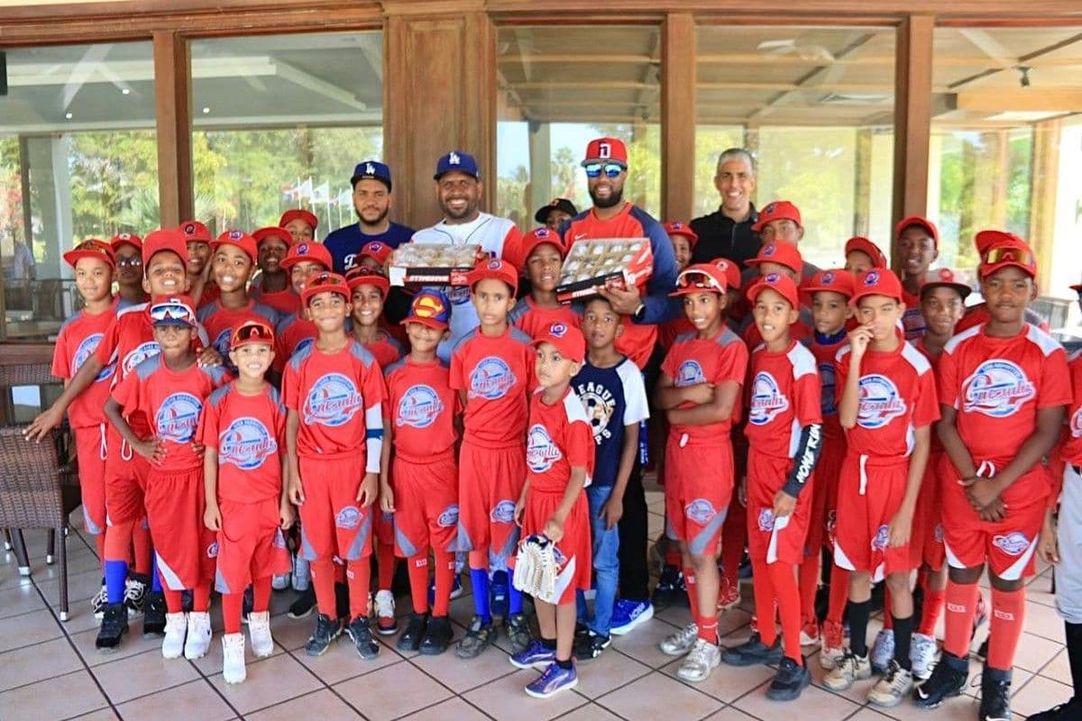 Comisionado de Béisbol imparte charla a niños de la Liga Quezada