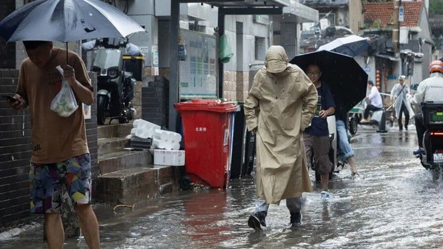 Alerta roja en China por tifón Dolphin y evacuaciones masivas