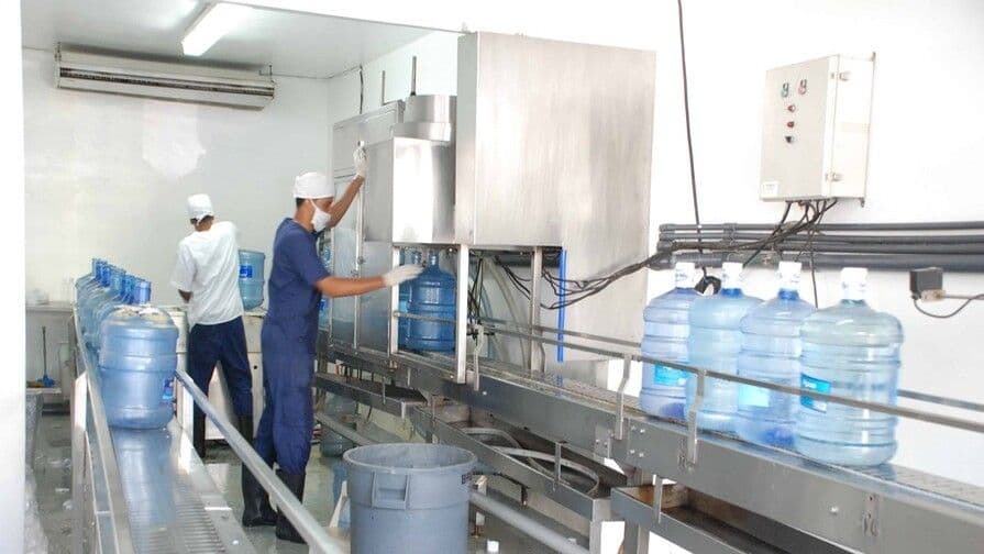 Análisis revela contaminación en agua embotellada de pequeñas purificadoras