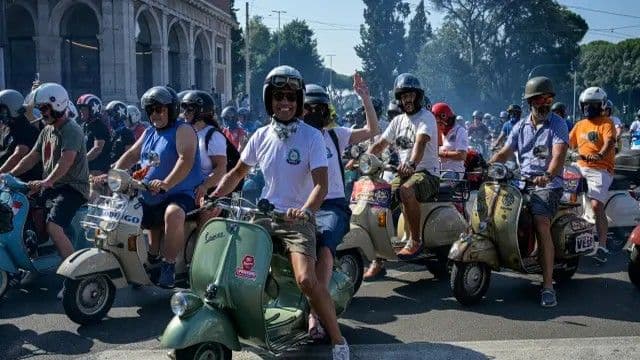 Miles de apasionados de la Vespa desfilan en Roma para celebrar los 80 años de un “icono"