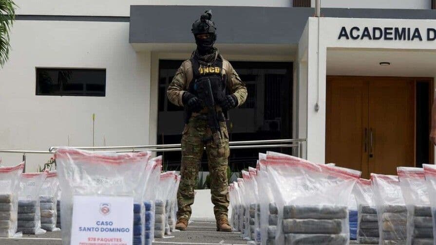 Incautan 1.3 toneladas de cocaína frente a las costas de Baní