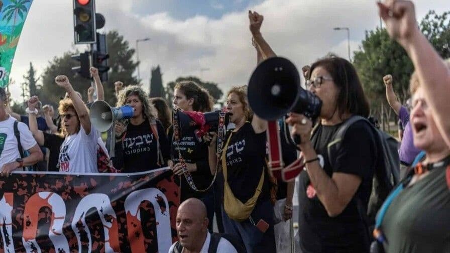 Israel conmemora 1,000 días del ataque de Hamás con protestas y divisiones internas