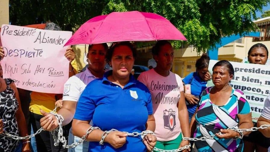 Protestan por retraso en reconstrucción de escuela en Santiago