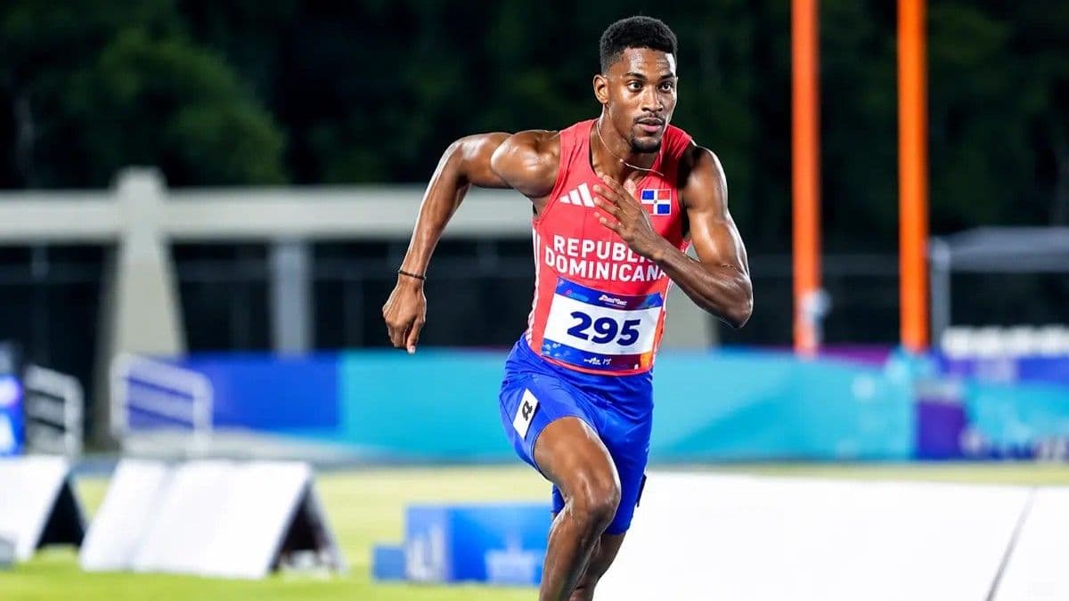 Christopher Melenciano recibe vivienda gracias al MIVED y Ministerio de Deportes