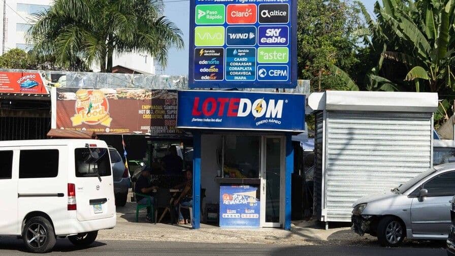 Debate sobre espacio peatonal en Santo Domingo por banca Lotedom
