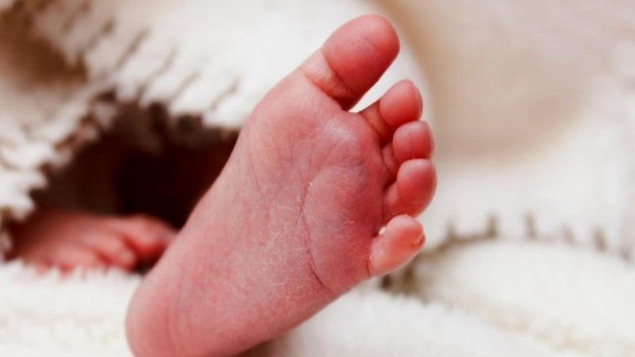 Hombre enfrenta posible investigación por paternidad con menor de 16 años