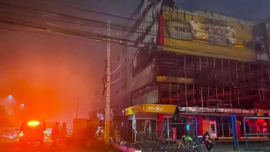 Bomberos controlan incendio en tienda L&R Comercial en Santo Domingo Este