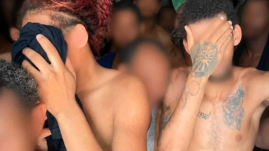 Retrasos judiciales agravan hacinamiento en destacamentos de Santo Domingo Este