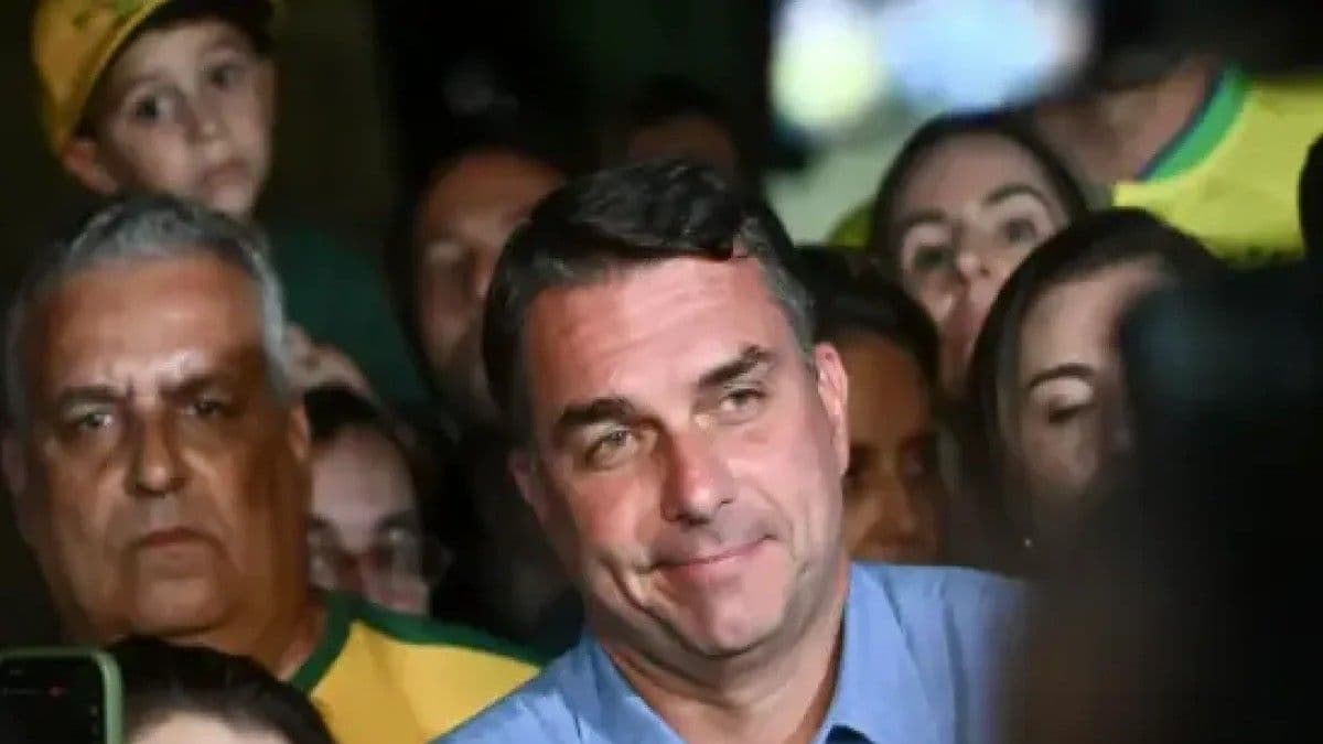Flávio Bolsonaro habría viajado a EE.UU. tras prohibición judicial