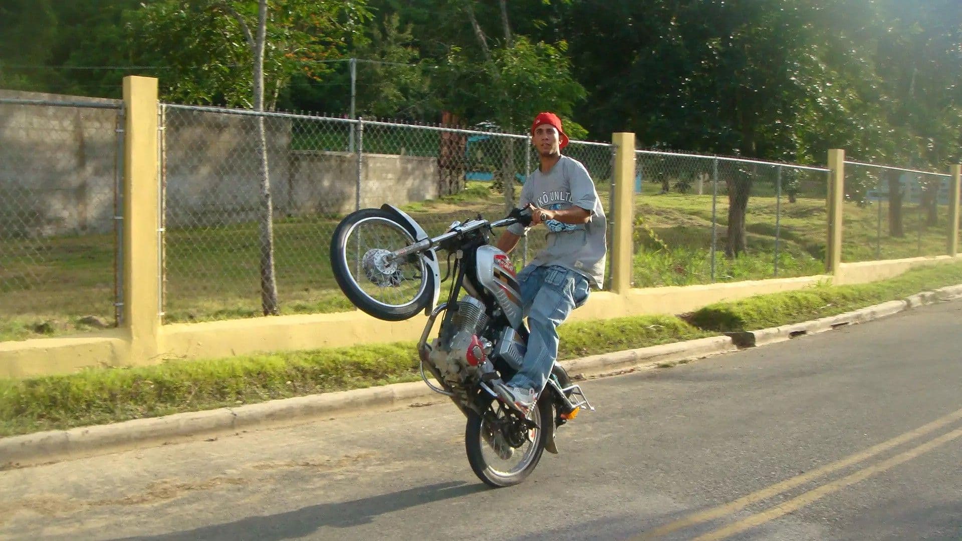 Motorista huye tras atropellar a ingeniero en Santo Domingo
