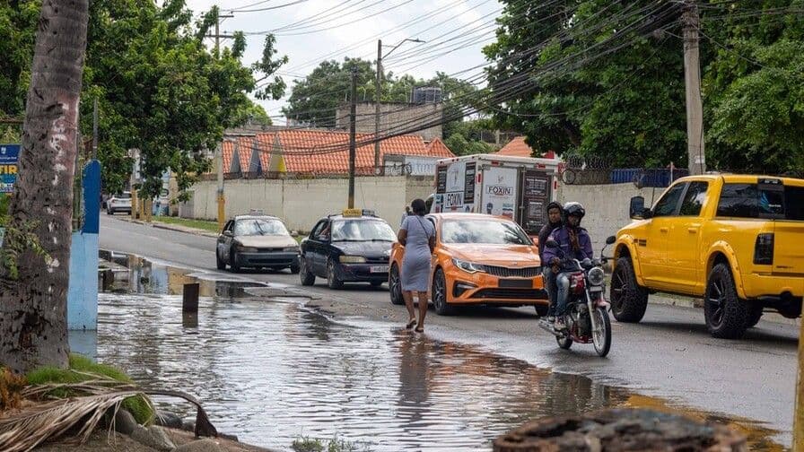 Inundaciones en Los Mameyes complican el tránsito vehicular