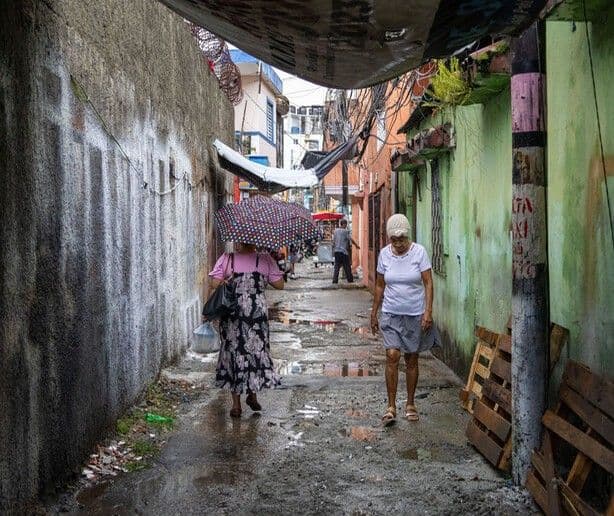 Realidad de los callejones en Santo Domingo: entre la convivencia y el desafío urbano