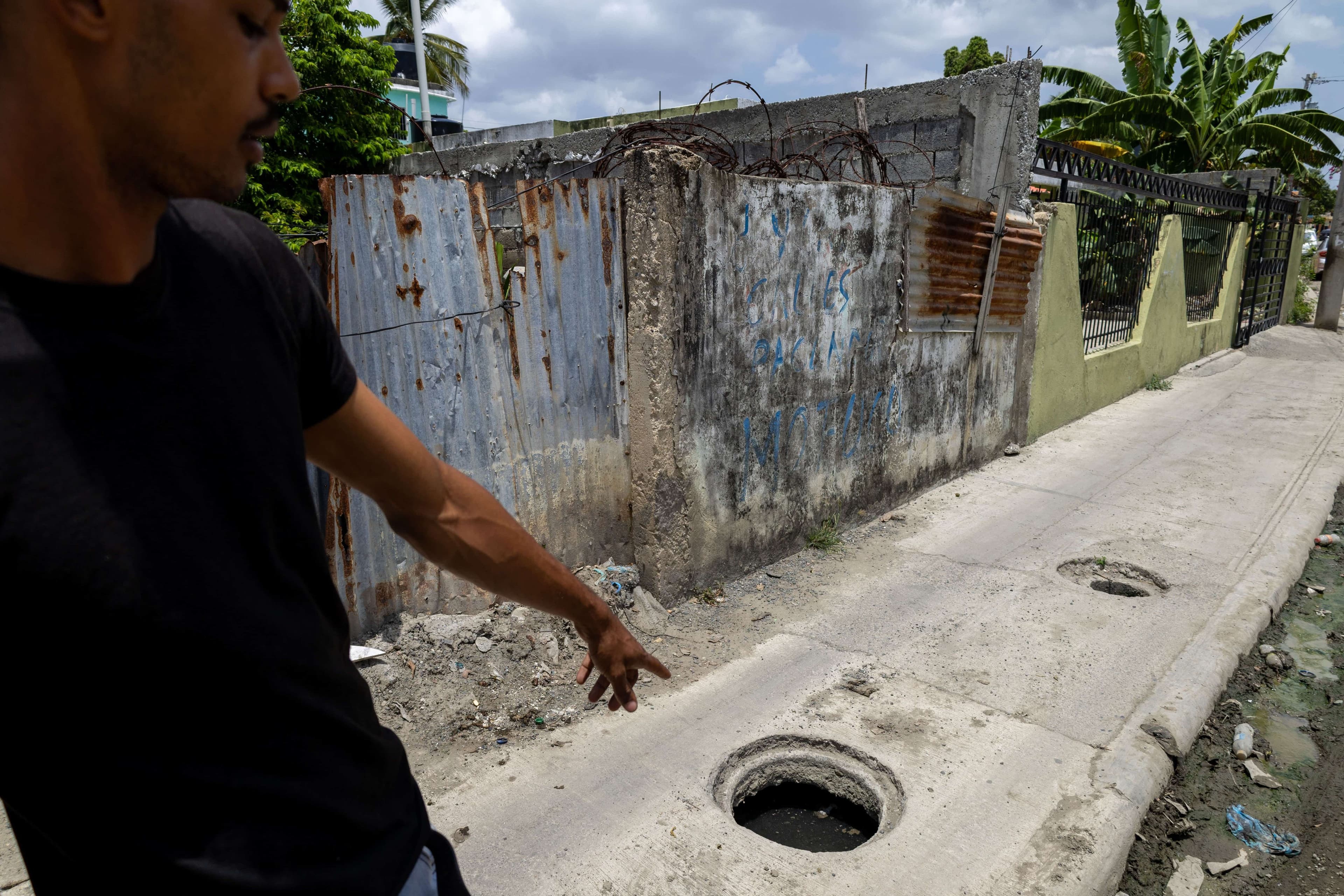 Vecinos de Los Frailes II exigen solución a problemas de drenaje en calle Teo Cruz