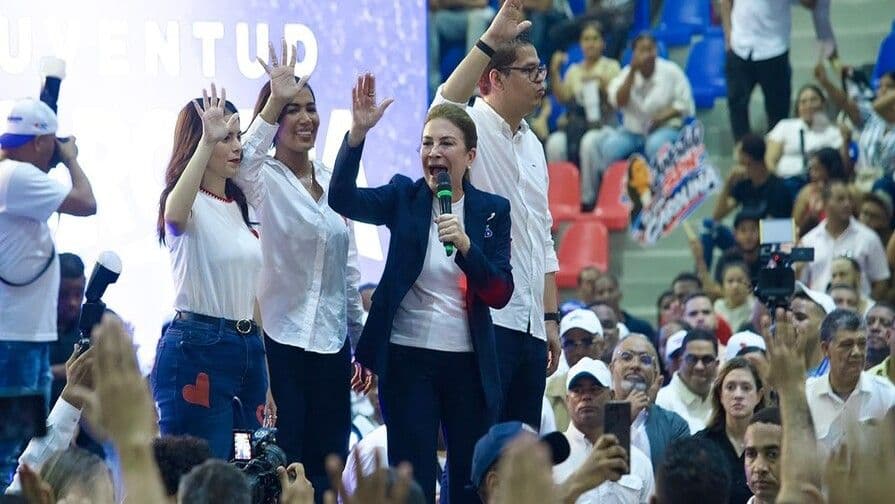Carolina Mejía juramenta comandos juveniles del PRM